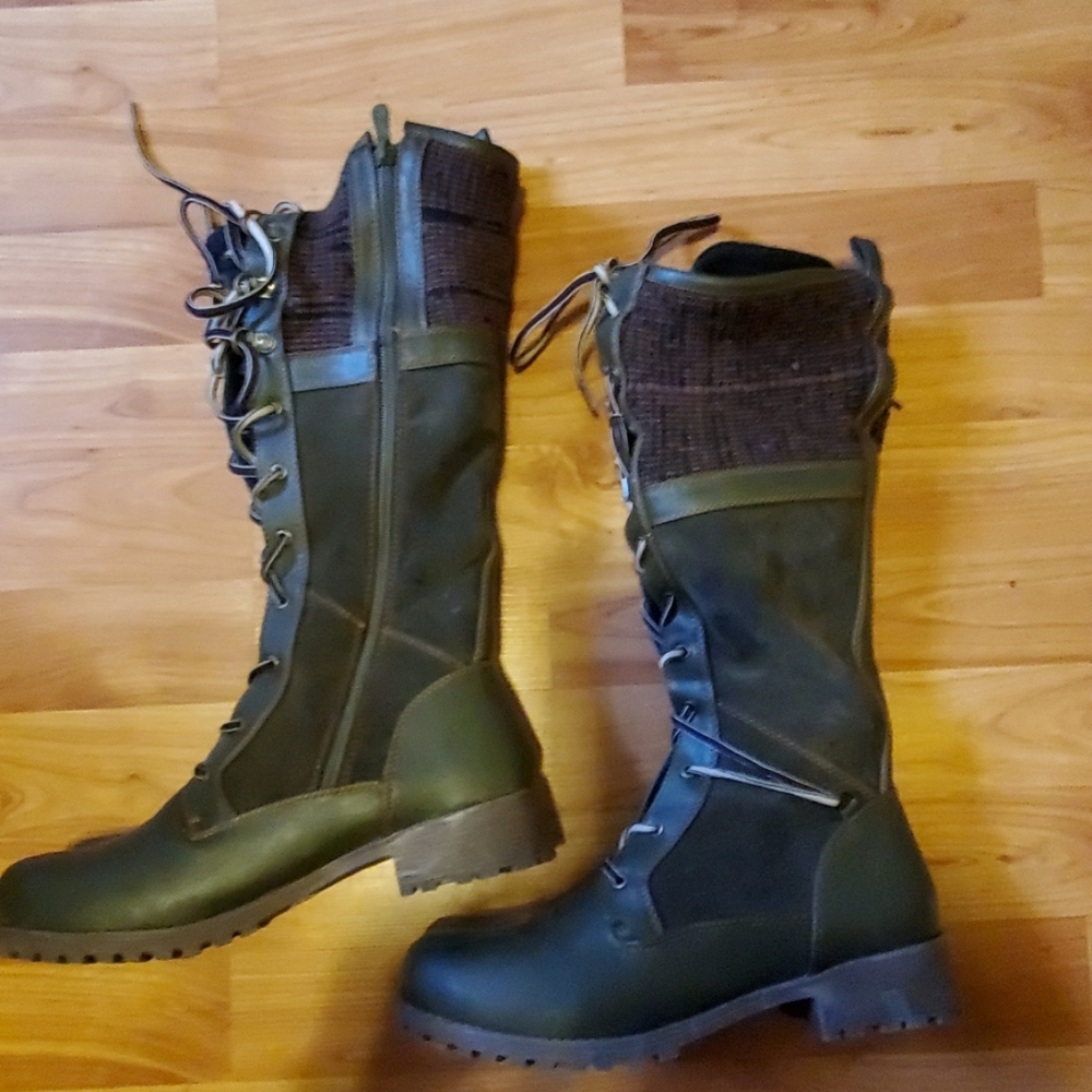 Combating boots